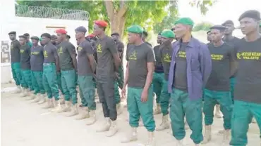  ??  ?? Cameroonia­n vigilantes during a training session