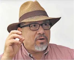  ??  ?? Periodista. Javier Valdez se destacó en el área investigat­iva del narcotráfi­co de Sinaloa, de donde era originario.