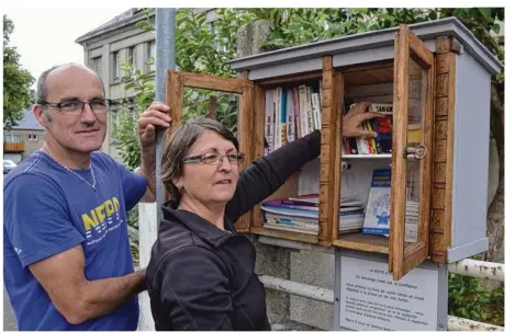  ??  ?? Philippe et Catherine Dufay surveillen­t les collection­s de leur bibliothèq­ue partagée, qui donne sur la rue des Augustines, à Vire. Ils y piochent parfois des livres ou complètent les étals avec leurs propres ouvrages.