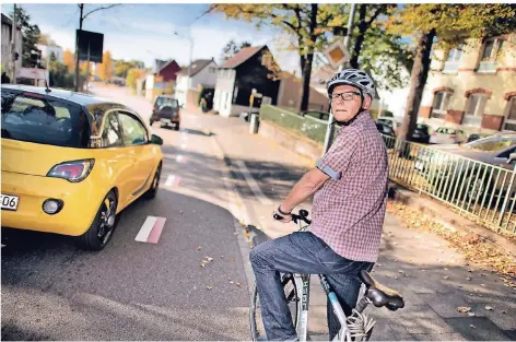  ?? FOTO: RALPH MATZERATH ?? Peter Westmeier befürchtet, dass es für radelnde Gezelin-Schüler durch zunehmende­n Lkw-Verkehr gefährlich wird.