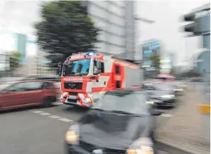  ?? FOTO: IMAGO ?? Wer Einsatzfah­rzeugen Platz machen muss, darf Haltelinie­n überfahren.