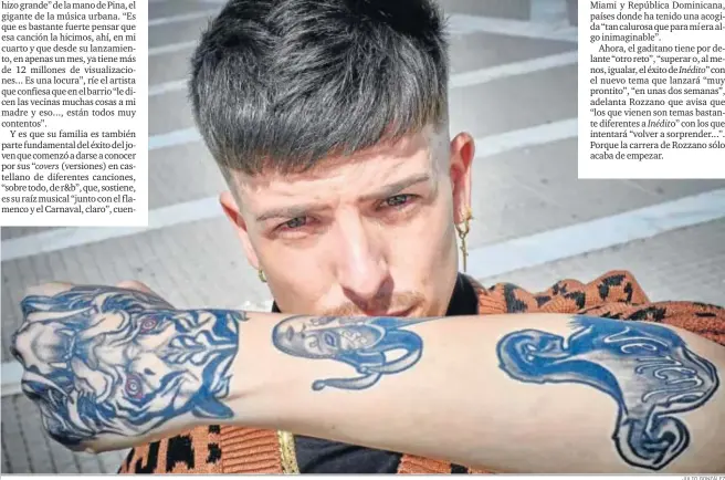  ?? JULIO GONZÁLEZ ?? El artista gaditano Fran Rozzano, en Cádiz hace unos días mostrando sus tatuajes carnavaler­os.