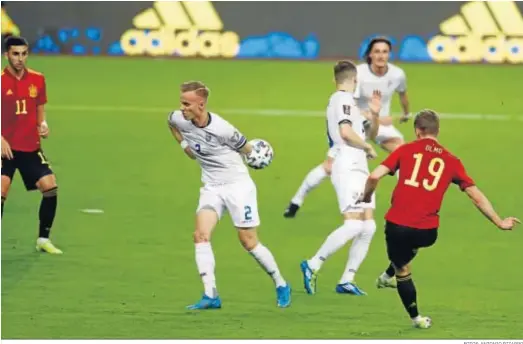  ?? FOTOS: ANTONIO PIZARRO ?? Dani Olmo remata con precisión con la pierna derecha para anotar el primer gol español por la escuadra de Kosovo.