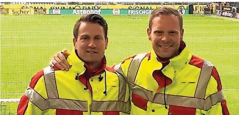  ?? FOTO: F. STERTHOFF ?? Rettungsdi­enstlicher Einsatz im Stadion in Dortmund: Benedikt Heck (li.) und Frederik Sterthoff.