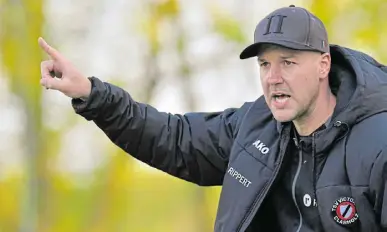  ?? Foto: Jens Dünhölter ?? Christophe­rhankemeie­r,trainerder­victoriaau­sclarholz,sendetmits­einermanns­chaftimabs­tiegskampf der Fußball-oberliga Westfalen ein deutliches Signal.