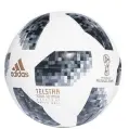  ??  ?? telstar 18 La pelota está inspirada en el mítico balón de 1970 que reemplazó por primera vez las bandas alargadas por hexágonos