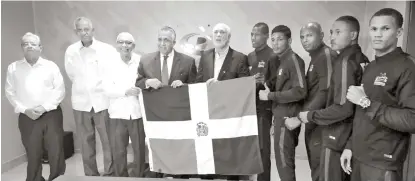  ?? FUENTE EXTERNA ?? Dirigentes del Comité Olímpico Dominicano y de la Federación de Boxeo junto a los cuatro boxeadores y su entrenador que van al Mundial que tendrá lugar en la ciudad alemana de Hamburgo.