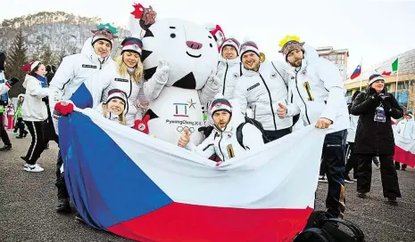 ?? Foto: Michal Sváček, MAFRA ?? Start Čeští bobisté a sáňkaři s maskotem olympiády v Pchjongčch­angu. Zimní hry dnes startují.