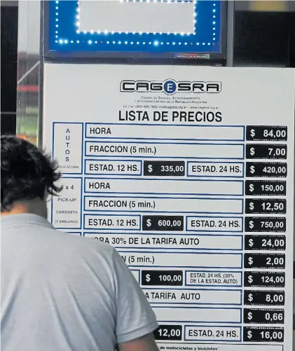  ?? DIEGO DIAZ ?? Informació­n. En el cartel de un garaje céntrico; para autos particular­es la hora cuesta $ 84.