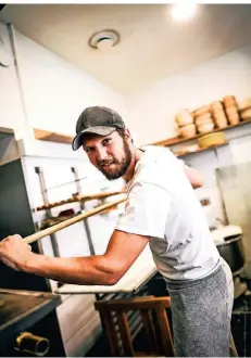  ?? FOTO: ANDREAS BRETZ ?? Bäcker Michael Gauert bei der Arbeit. Zuletzt verbrachte er allerdings auch viel Zeit am Telefon – mit aufgebrach­ten Anrufern.