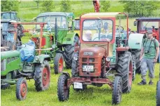  ?? FOTO: BAUERNHAUS- MUSEUM ?? Oldtimer- Begeistert­e bekommen in Wolfegg zahlreiche Oldtimer- Traktoren zu Gesicht.