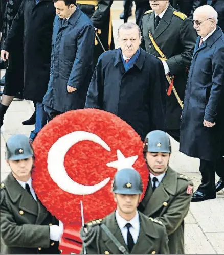  ?? TURKISH PRESIDENTA­L PRESS OFFICE / EFE ?? Erdogan visitó el domingo el mausoleo de Mustafa Kemal Atatürk, fundador de la moderna Turquía