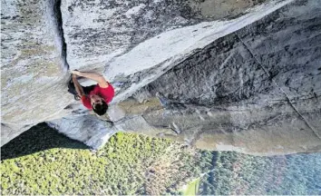  ??  ?? Alex Honnold klettert ohne jegliche Absicherun­g am Berg.