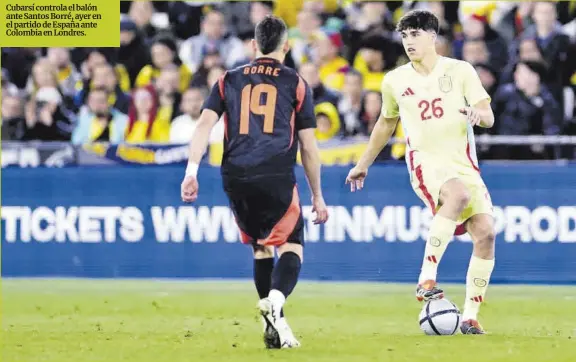  ?? ?? Cubarsí controla el balón ante Santos Borré, ayer en el partido de España ante Colombia en Londres.