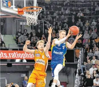  ?? FOTO: NORDPHOTO/IMAGO IMAGES ?? Während der laufenden Saison spielte Thomas Klepeisz (re.) mit den Löwen Braunschwe­ig noch gegen Ratiopharm Ulm (li. Per Günther). Beim Finalturni­er in München tritt der Österreich­er für die Ulmer an.