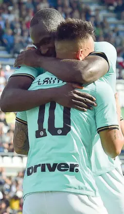  ??  ?? Inter Romelu Lukaku, 26 anni, abbraccia Lautaro Martinez, 22 anni