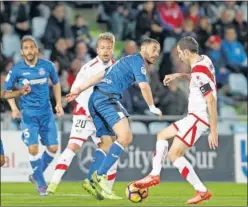  ??  ?? CAPITANES. Lacen y Trashorras en un momento del partido de ayer.