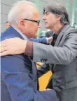  ?? FOTO: HOFMANN/DPA ?? Ganz so innig ist das Verhältnis von Fritz Keller (li.) und Joachim Löw anscheinen­d doch nicht.