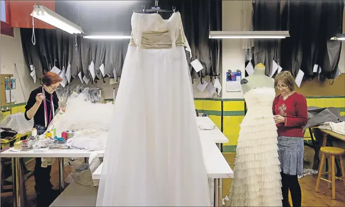  ?? ÀLEX GARCIA ?? Dos costureras trabajan en el taller de vestidos de novia de Jordi Anguera, en Barcelona