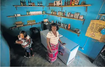  ?? Picture: SIMPHIWE NKWALI ?? EKING OUT A LIVING: Mido Macia’s girlfriend, Biuda Mazive, left, with his son, Sergio, and his mother, Joaneta, in the spaza shop his mother owns in Matola Rio, Maputo