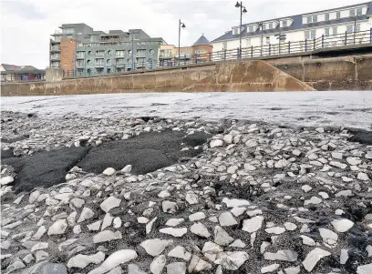  ?? PETER BOLTER ?? A £1.6m project to replace the asphalt sea defence at Town Beach, Porthcawl, with concrete terraces could get under way in April