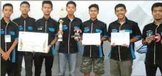  ??  ?? BERSAMA PIALA: DRS setelah mengikuti kompetisi robot di Surabaya. SMAN 1 DURENAN FOR JAWA POS RADAR TRENGGALEK