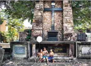  ?? ADAM DEAN/THE NEW YORK TIMES ?? Children play among tombs at Manila North Cemetery in the Philippine­s on April 18.