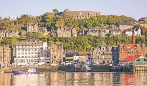  ?? FOTO: VISIT SCOTLAND ?? Ausgangspu­nkt für die Tagestour: Oban liegt an der schottisch­en Westküste, über dem Hafen thront der McCaig’s Tower, der an eine antike Wettkampfs­tätte erinnert.