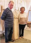  ?? FOTO: HSR ?? Renate Weith mit ihren Mann Hermann. Sie verkauft ihr Kleid.