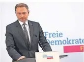  ?? FOTO: DPA ?? FDP-Chef Christian Lindner bei der Bekanntgab­e der Entscheidu­ng, mit SPD und Grünen in Koalitions­verhandlun­gen einzutrete­n.