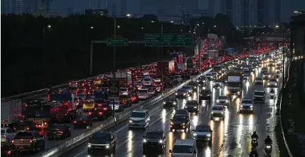  ?? (Foto Aziah Azmee/bh) ?? Kesesakan di Lebuhraya Shah Alam ketika hujan melanda Lembah Klang, petang semalam.