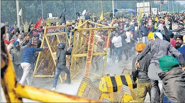  ?? BHARAT BHUSHAN .HT PHOTO ?? Members of various farmers’ organisati­ons clash with the police while marching through Shambu border during the ‘Delhi Chalo’ protest against the new farm laws, in Punjab’s Patiala on Thursday.