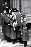  ??  ?? WEIGHT OF HISTORY: Guardsmen carry Churchill’s lead-lined coffin