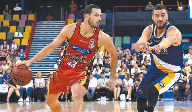  ?? Picture: GETTY IMAGES ?? PLAYING THROUGH PAIN: An ill Chris Goulding of United breaks away from the defence during the Round 15 NBL clash against the Brisbane Bullets.