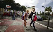  ?? (Photo Dylan Meiffret) ?? Les parents d’élèves du groupe scolaire Nikaïa, à Nice, ont dû se réorganise­r pour récupérer leurs enfants après l’annonce de la fermeture des écoles.