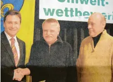  ??  ?? Peter Kotter (Mitte) aus Wertingen erhielt den Umweltprei­s 2008 des Landkreise­s Dillingen. Landrat Leo Schrell (links) gratuliert­e. Georg Buhl (rechts) war ein fleißiger Helfer beim Umgestalte­n der Grundstück­e.