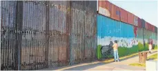  ?? FOTO: DPA ?? Die Grenze zwischen den USA und Mexiko in Tijuana. Der künftige USPräsiden­t Donald Trump will hier eine Mauer bauen.