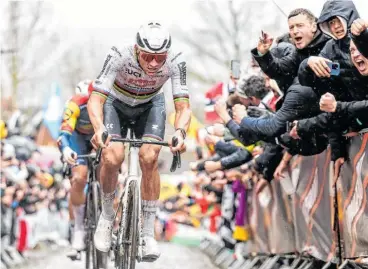  ?? BILD: SN/APA/AFP/BELGA/DAVID PINTENS ?? Unaufhalts­am war Mathieu van der Poel (vorn) in Flandern.