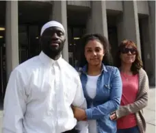  ?? BRENDAN KENNEDY/TORONTO STAR ?? Kashif Ali is greeted by his daughter, Sakina Millington, and ex-girlfriend, Penny Davidson, outside court on Friday.