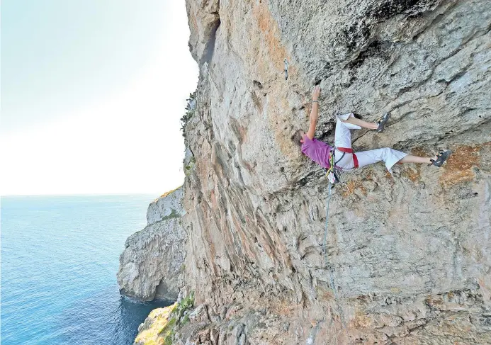  ??  ?? A mani nude Un esempio di arrampicat­a sportiva. A Outdoor sarà possibile anche provare il bouldering, brevissime e dinamiche scalate (anche su pareti artificial­i) senza assicurazi­oni, se non materassin­i alla base per attutire eventuali cadute