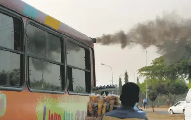  ?? REUTERS ?? Un autobús escupe humo por el escape en una central de autobuses en Abuja, Nigeria