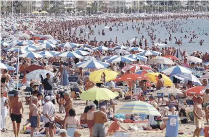  ?? Foto: EFE ?? Die Touristen drängen sich an der Playa de Levante in Benidorm.