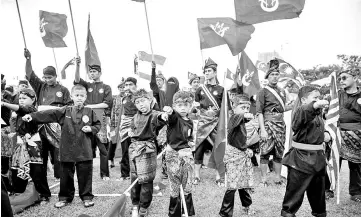  ??  ?? Silat exponents at the 2018 Mammoth Gathering of National Silat Instructor­s organised by the National Federation of Silat Exponents in Gombak, Selangor, waiting for the arrival of Prime Minister Datuk Seri Najib Tun Razak. - Bernama photo