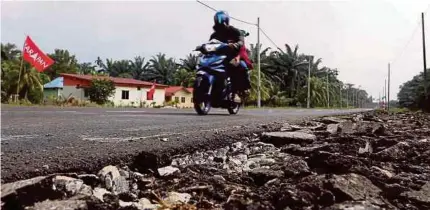  ?? (Foto Hairul Anuar Rahim/bh) ?? Jalan Peradin-belokok yang rosak dan beralun motosikal. boleh mengundang bahaya, terutama kepada penunggang