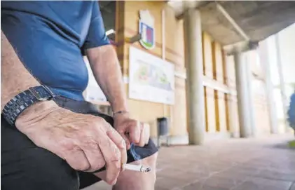  ?? S. GARCÍA ?? Una persona se fuma un cigarrillo en las puertas del pabellón de La Granadilla