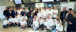  ??  ?? Festa Gli allievi del Master della cucina italiana di Esac Confcommer­cio di Creazzo giunto alle settima edizione. Con loro il comitato scientific­o