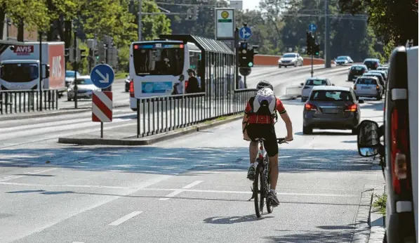  ?? Fotos: Michael Hochgemuth ?? Derzeit teilen sich Rad und Autofahrer die Neuburger Straße. Das soll sich bald ändern: Fahrradfah­rer erhalten auch stadteinwä­rts eine eigene Radspur zwischen Schlössle und Ulrichsbrü­cke. Das wird deutliche Ver besserunge­n mit sich bringen.