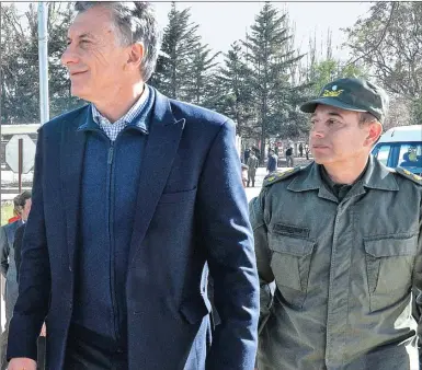  ?? FOTOS: PRESIDENCI­A ?? Inauguró ayer en Mendoza una base de Gendarmerí­a; está preocupado por la situación social. MACRI.