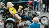  ??  ?? Kuriose Gefährte waren beim Umzug mit dabei, wie zum Bei spiel Biker mit Teddy Bären als Beifahrer,