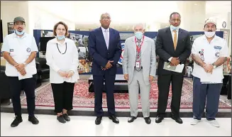  ?? KUNA photo ?? KRCS Chairman Dr Al-Sayer and Sudan’s Ambassador Al-Ameen in a group photo on the sidelines of the meeting.